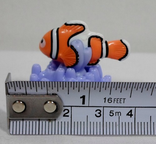 DISNEY VTG 1.5'' FINDING NEMO PVC FIGURE ON PLASTIC ROCK w/ MOVING ACTION - Picture 2 of 8
