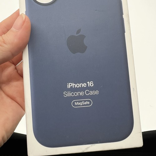 Genuine Apple iPhone 16 Pro Silicone Case w/MagSafe Dark Blue Sealed Box - Photo 6 sur 6