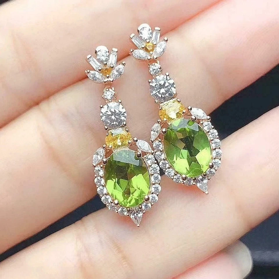 Pendientes colgantes de peridoto verde corte ovalado de 3 quilates para mujer con acabado de oro blanco de 14 k Foto 2 de 4