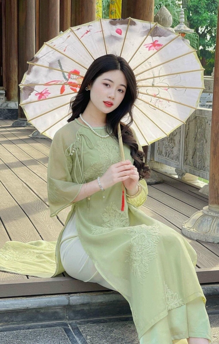 Vietnamese modern ao dai in green colour- Ao Dai loose fit, big sizes, over size Vietnamese modern ao dai in green colour- Ao Dai loose fit, big sizes, over size