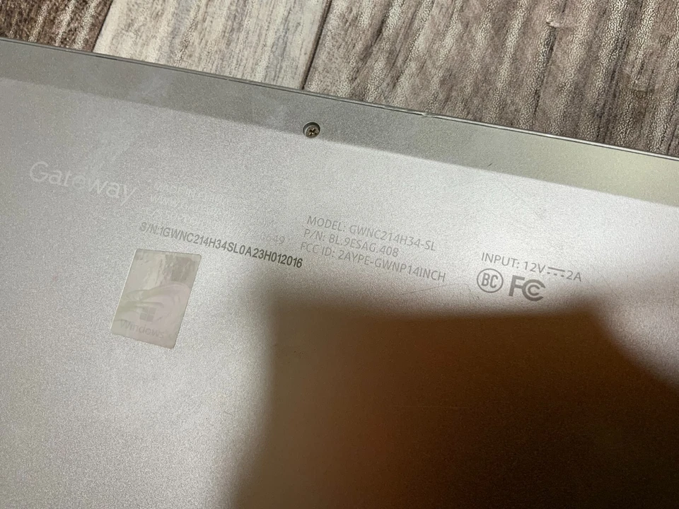 Portátil Gateway 14.1" - Intel Celeron - 4GB RAM (PARA REPUESTOS/NO FUNCIONA) Foto 2 de 4