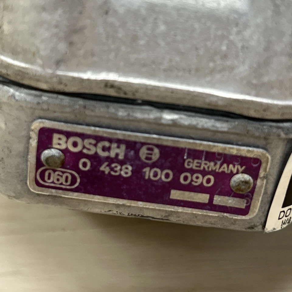 DISTRIBUIDOR DE COMBUSTIBLE ROLLS ROYCE SILVER SPUR Parte # 0438100090 Foto 2 de 4