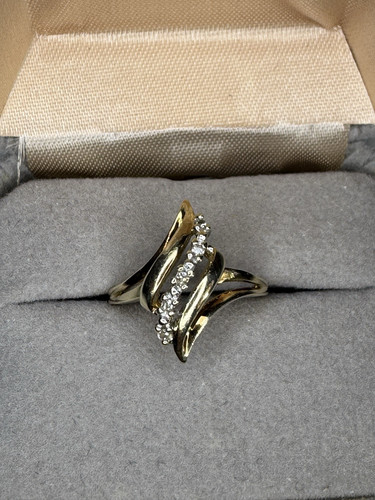 10K Solid Gold & Diamond Ring size 7 2.2g - Picture 1 of 6