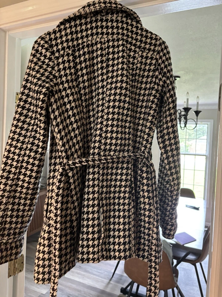 Abrigo JouJou Blanco y Negro Cuadros Pequeño Cinturón Largo Frontal Foto 2 de 4