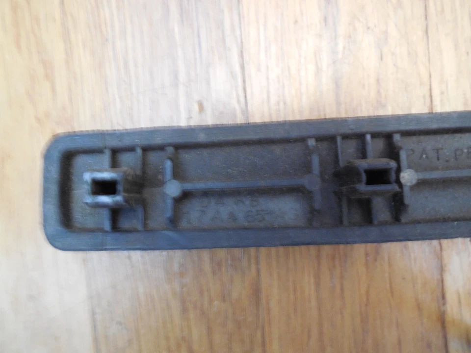 Новый из старых запасов 1974 1975 Ford LTD задний бампер предохранительная вставка D4AB-17A465-A - Изображение 3 из 3