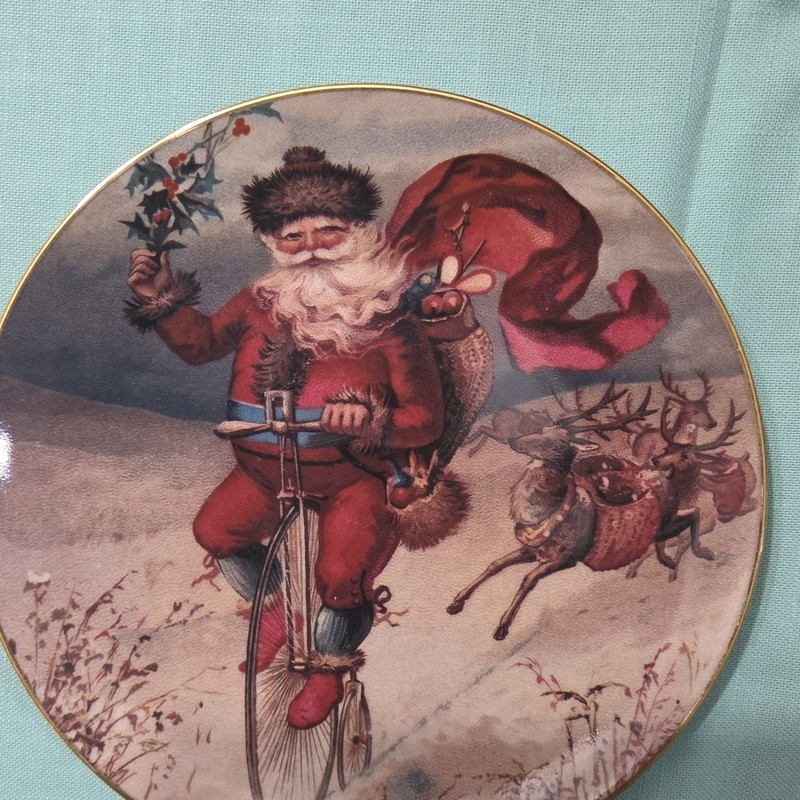 Hallmark Heirloom Santa Collection Holiday Rider Limited Porcelain Plate 1992