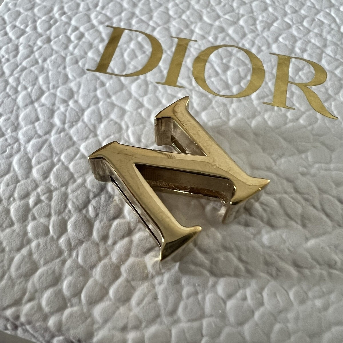 MY ABC DIORバッチ　アルファベットチャーム　店 My ABCDior Clover Badge Pale Gold-Finish Metal | DIOR