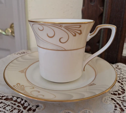 Noritake Cup and Saucer Traditions 2000 No 7804 Elegant Ivory Gold KHIRA