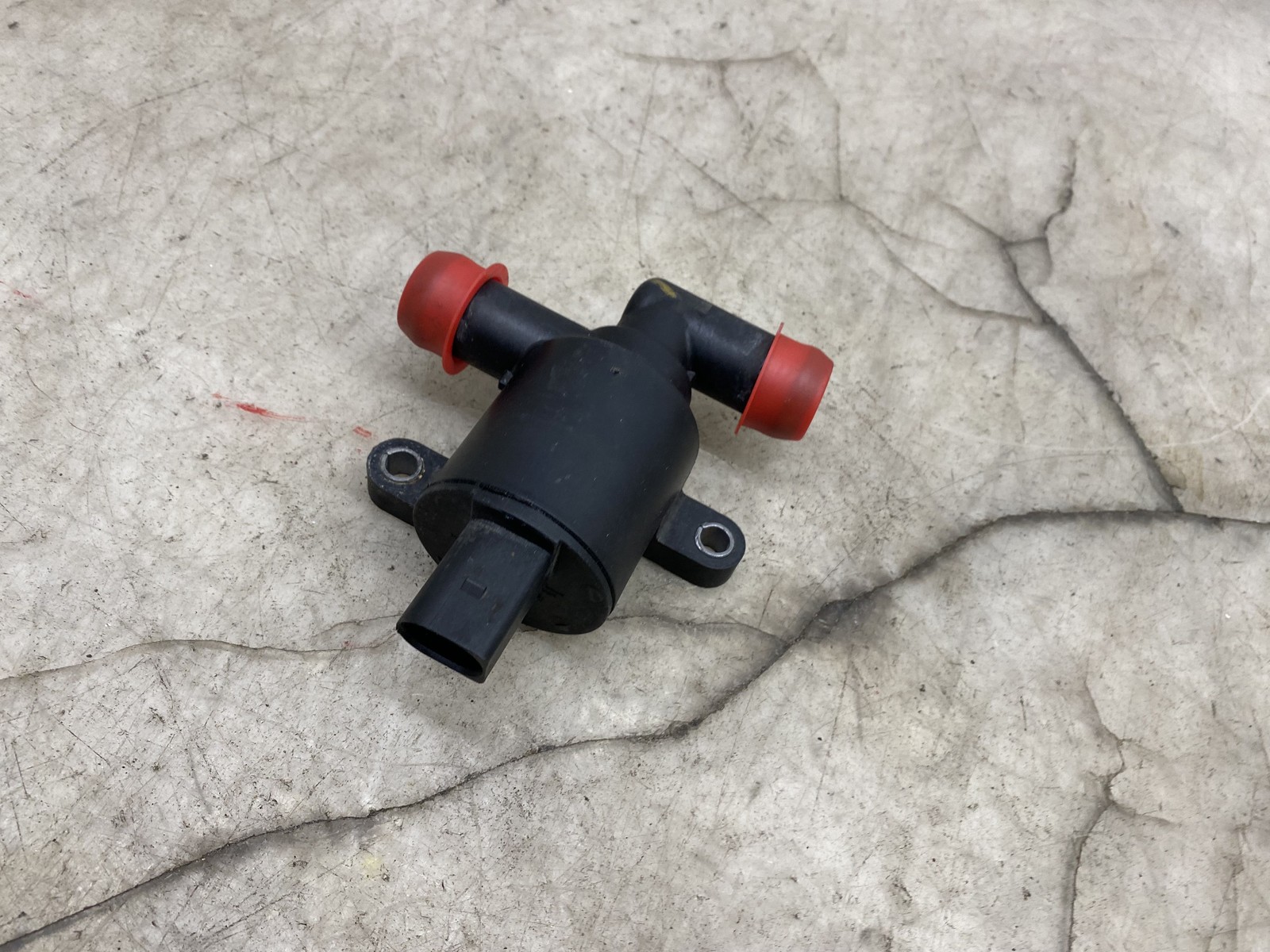 2015-2020 BENTLEY BENTAYGA OEM HEATER CONTROL COOLANT SOLENOID VALVE 4H0121671D