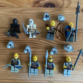 LEGO 7090 Castle Crossbow Attack Minifigures Knights and Skeleton Lot