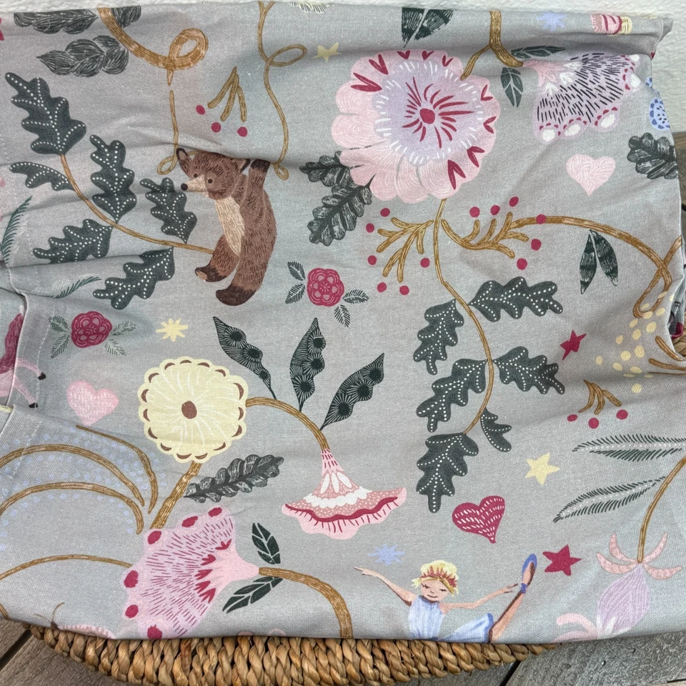 CORTINA DE CHUVEIRO FLORAL POTTERY BARN KIDS STORYBOOK FRIENDS 72" MULTI - Imagem 3 de 4