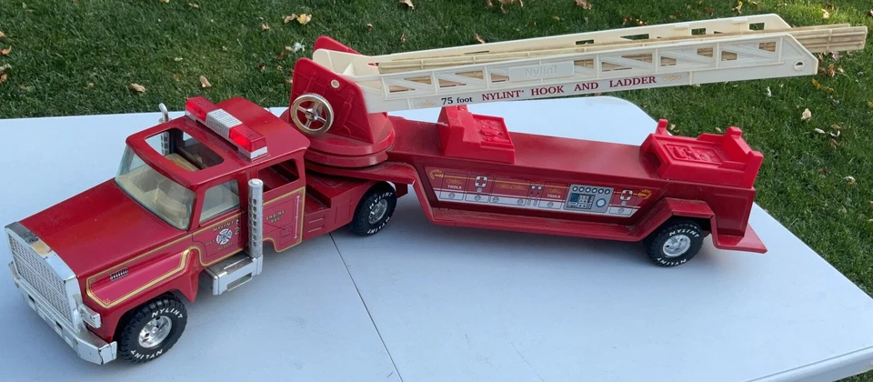 VINTAGE NYLINT FIRE TRUCK 32” LENGTH PREESED STEEL TOY - Image 4 of 4