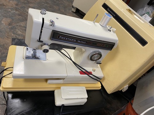 Sears Kenmore 158 Ultra-Stitch 12 Sewing Machine 1595281 Case, Foot Pedal Looks - 第 1/5 張圖片