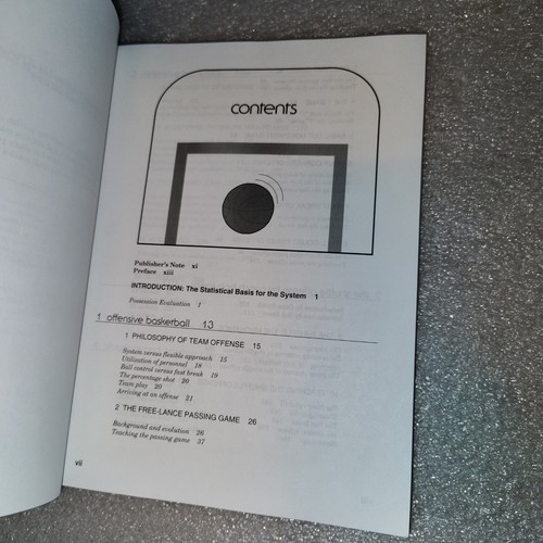 Dean Smith Basketball Multiple Offense Defense Bob Spear Coaching Book - Imagen 6 de 7