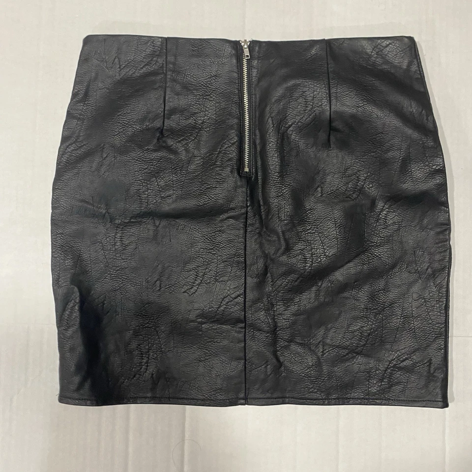 Minifalda Romeo & Juliet Couture de cuero sintético bordada con tachuelas talla mediana Foto 3 de 3