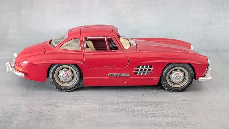 Bburago Modellauto 1:24 PKW Mercedes Benz 300 SL 1954 rot Oldtimer Sammlerstück - Bild 4 von 4