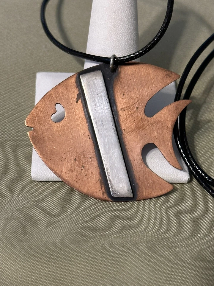 仿旧铜和纯银鱼吊坠项链带31英寸人造皮绳 — 第 4/4 张图片