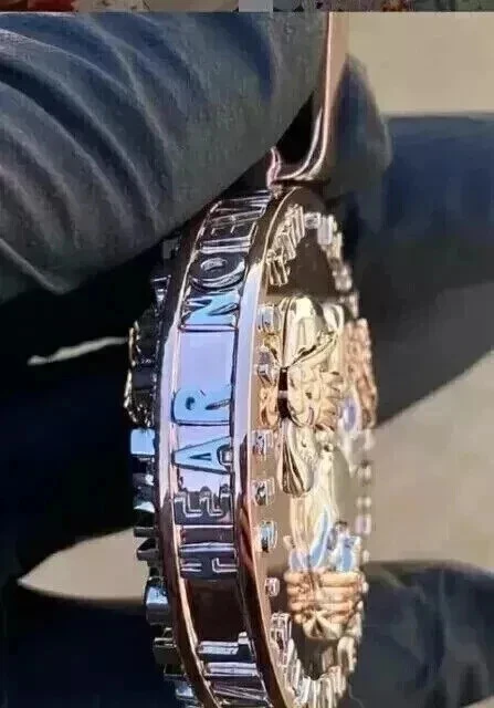 Colgante clásico calavera de diamantes creados en laboratorio redondo de 8 quilates con acabado de oro blanco de 14 quilates Foto 2 de 3