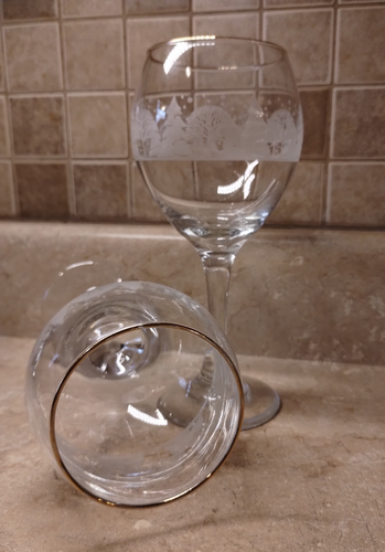 Vintage Winter Wonderland Wine Glasses with Gold Rim Libby's Frosty Snow Goblets - Picture 5 of 6