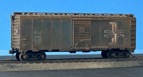 Boston & Maine 40' AAR vagón de carga BM-76501 Athearn HO desgastado con Kadees C-6 | Condition: Used
