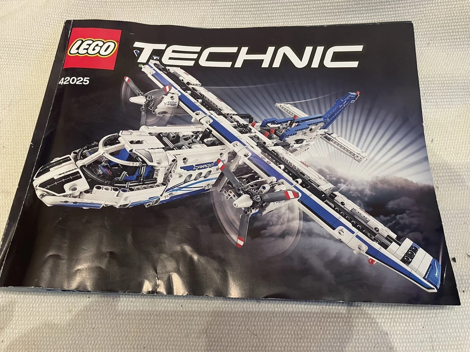 LEGO Technic 42025 Cargo Plane, photo 4 of 5