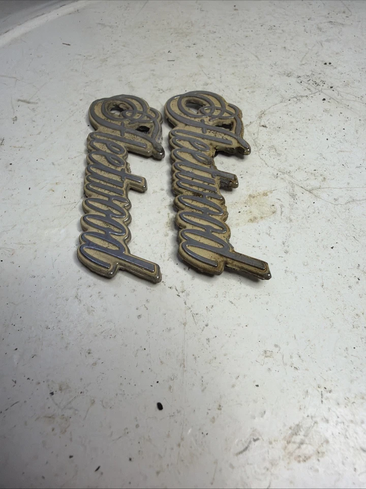 Cadillac Fleetwood 1984-90 OEM palo en emblema de metal escritura # 20208137 Foto 3 de 4