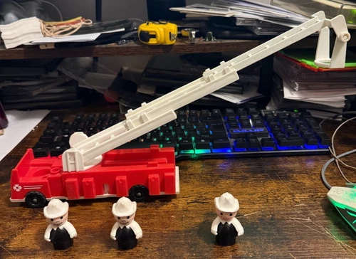 Vintage Fisher Price Little People Fire Truck Firetruck w/Big Ladder w/3 figures