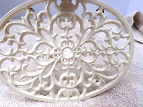 Antiguo TRIVET ESMALTADO HIERRO FUNDIDO 9" OVALADO OffWhite MCM RETRO Arte de Pared Decoración de Colección - Imagen 4 de 7