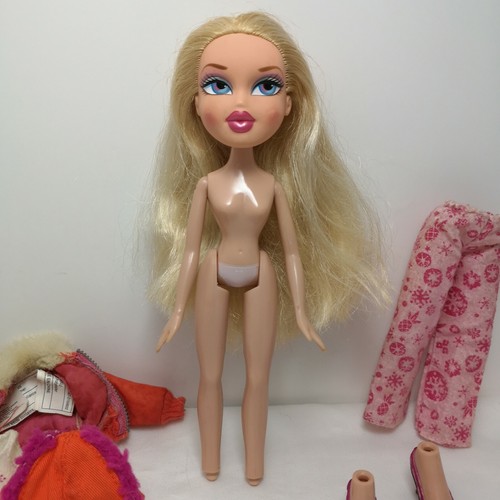 Bratz Campfire Cloe doll with original clothes accessories- Read - Picture 5 of 10