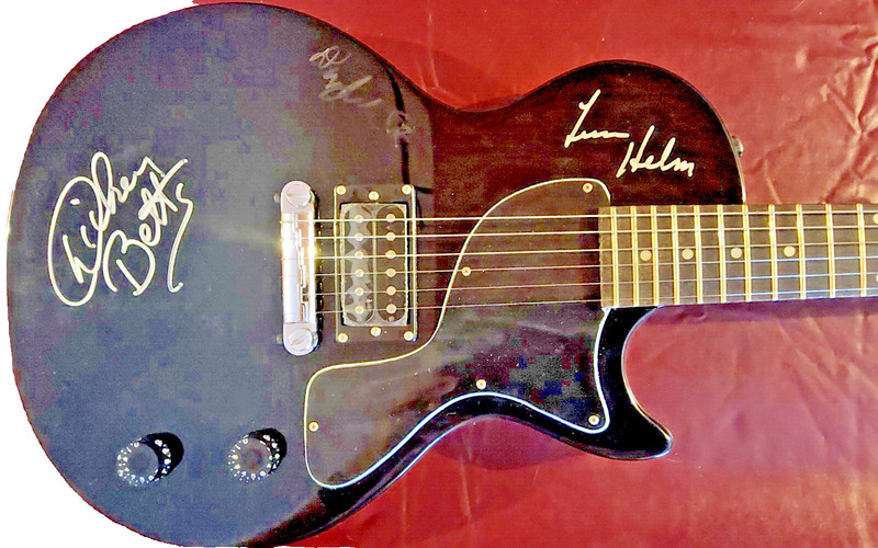   Never played Authographed by D. Betts & L.Heim epiphone les paul jr 