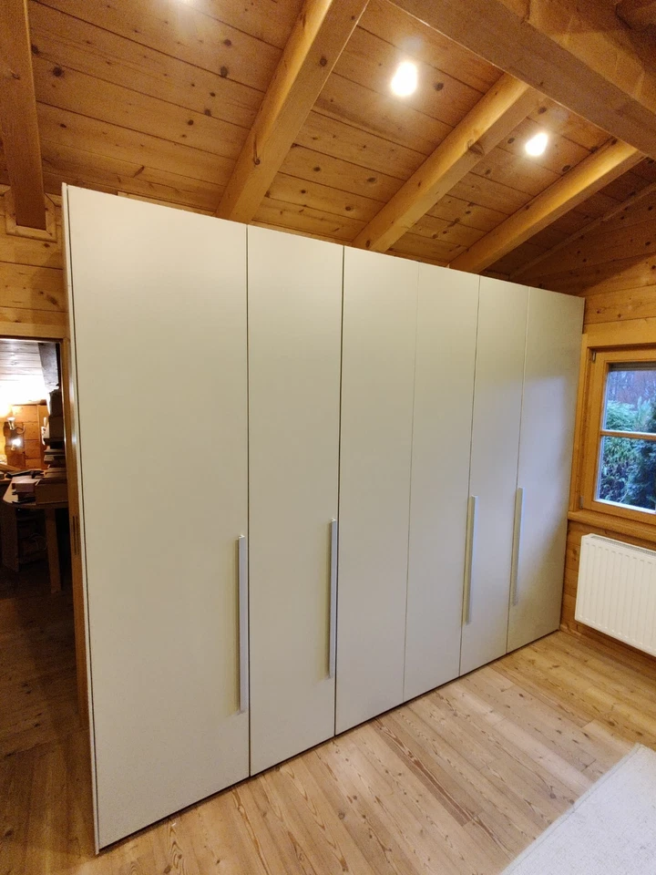 Designer Kleiderschrank - Massiv, beleuchtet mit Multiplex-Einrichtung