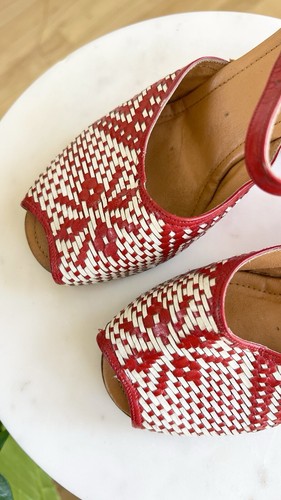 Vintage 1940s 1950s Woven Leather Wedge Ankle Strap Peep Toe Red White Sandals 5 - Picture 12 of 13