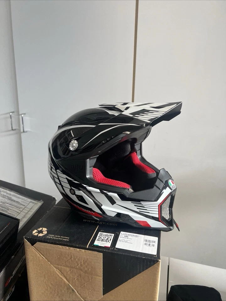 Casco de carbono AGV AX-8 talla M rojo/blanco/negro 57-58 Foto 2 de 4