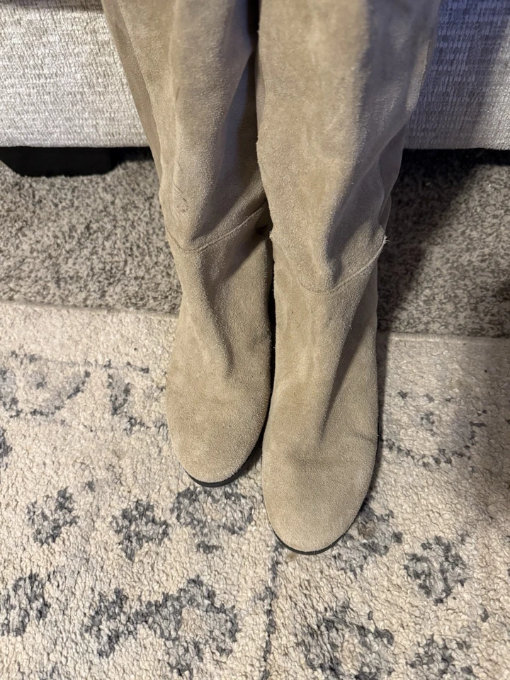 Botas por encima de la rodilla Lucky Brand Calypso para mujer gamuza halcón talla 8M, tostadas claras Foto 3 de 4