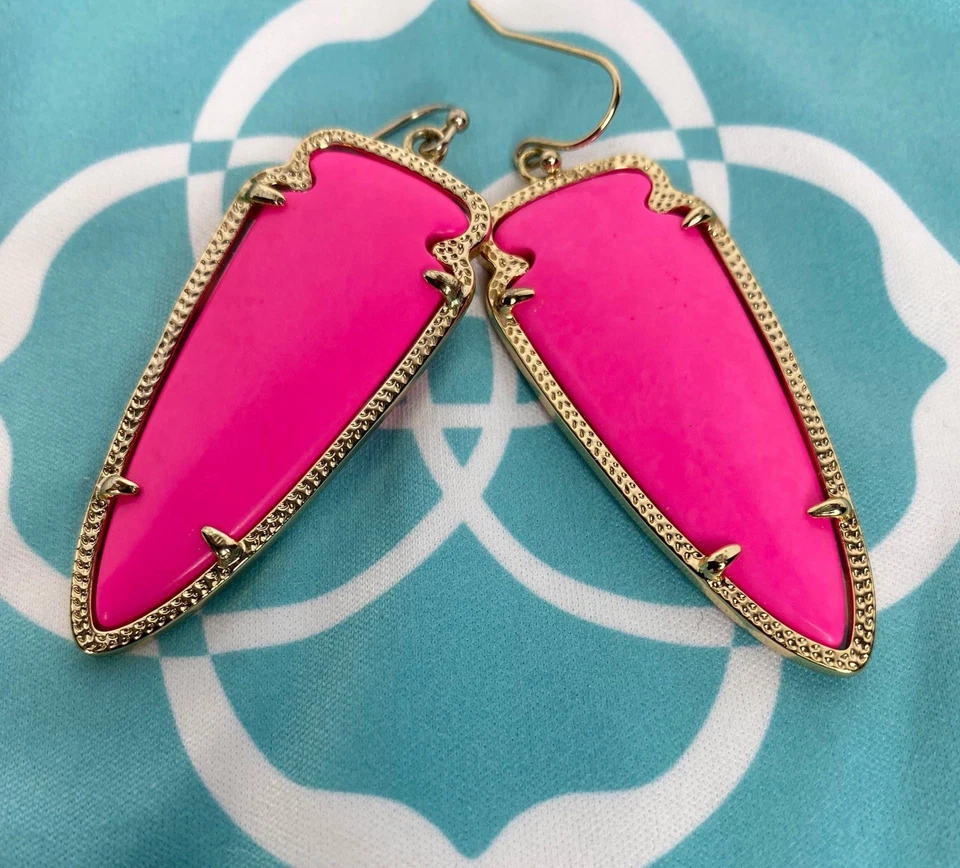 Pendientes punta de flecha Kendra Scott rosa Skylar en oro Foto 3 de 4