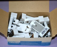 Box of 10 Leviton 390-1W Medium Base Bi-Pin Pedestal Fluorescent Lampholder--New