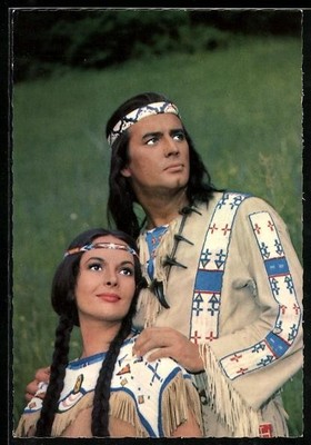 AK Szene aus Winnetou 2 nach Karl May, Pierre Brice und Karin Dor als Winnetou  