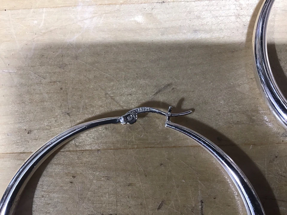 Pendientes de aro grandes de plata de ley .925. Tamaño 2 1/4 pulgadas de diámetro. Foto 2 de 4