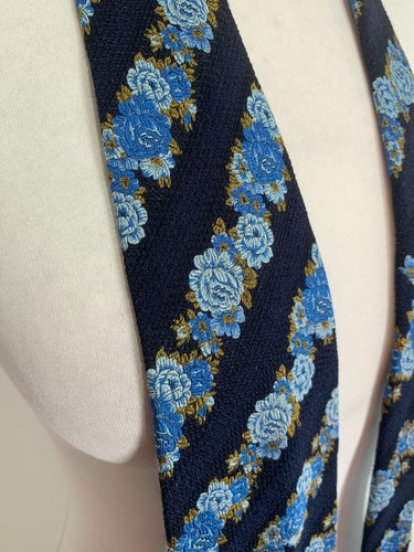 Corbata Kenzo Homme 100% seda en muy buena condición vintage años 80 patrón floral ancho azul marino - Imagen 2 de 6