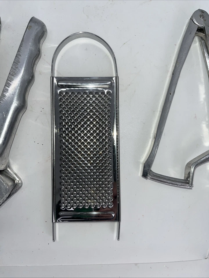 Lote Utensilios de Cocina, Cherry Pitter, Trituradora de Ajo, Cortadora de Huevos, Zester, Usado en Excelente Condición Foto 4 de 4