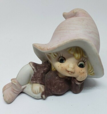 VINTAGE ELF FIGURINE 5213 pixie sprite violet purple hat lay down left  homco 