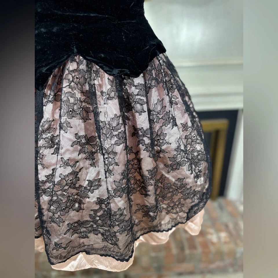 Vestido espartilho vintage Gunne Sax veludo rosa cetim renda gótico formatura festa sem alças - Imagem 3 de 4