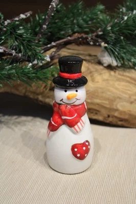 Kleiner Schneemann mit Herz, aus Keramik, Höhe 11 cm, Winterdekoration, Geschenk - Bild 1 von 3