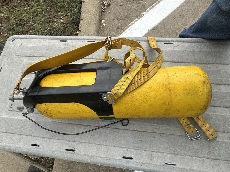 VINTAGE US DIVERS CO STEEL SCUBA DIVING TANK WITH BACK PACK - Image 4 of 4