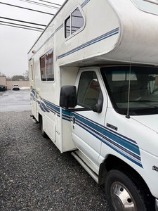 1997 Damon Ultra Sport 22’ Motorhome  Class C Ford E 350  10 Horse Motor-camper