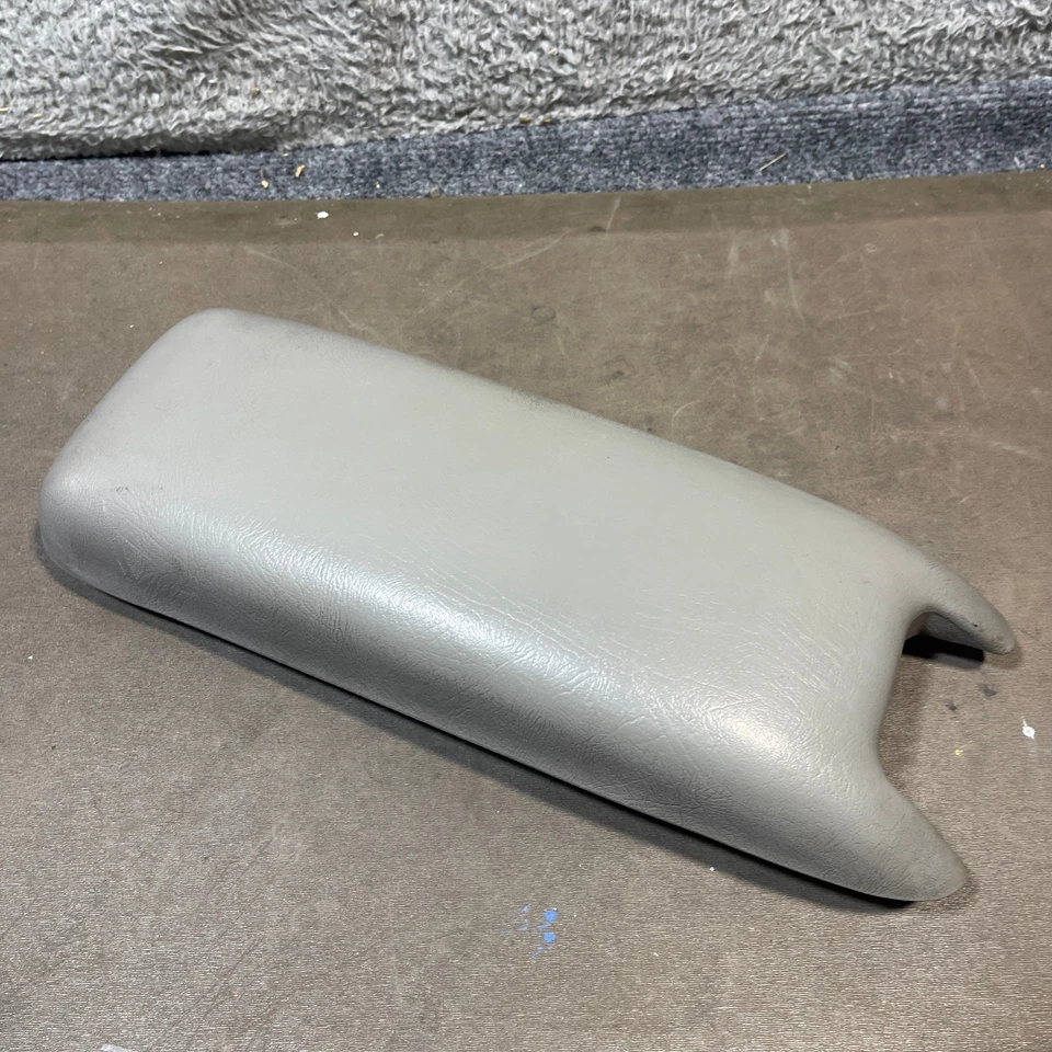 Крышка верхней части центральной консоли в сборе для Chevy Blazer/GMC Jimmy 1994 - 1997 годов выпуска от оригинального производителя серая - Изображение 3 из 4