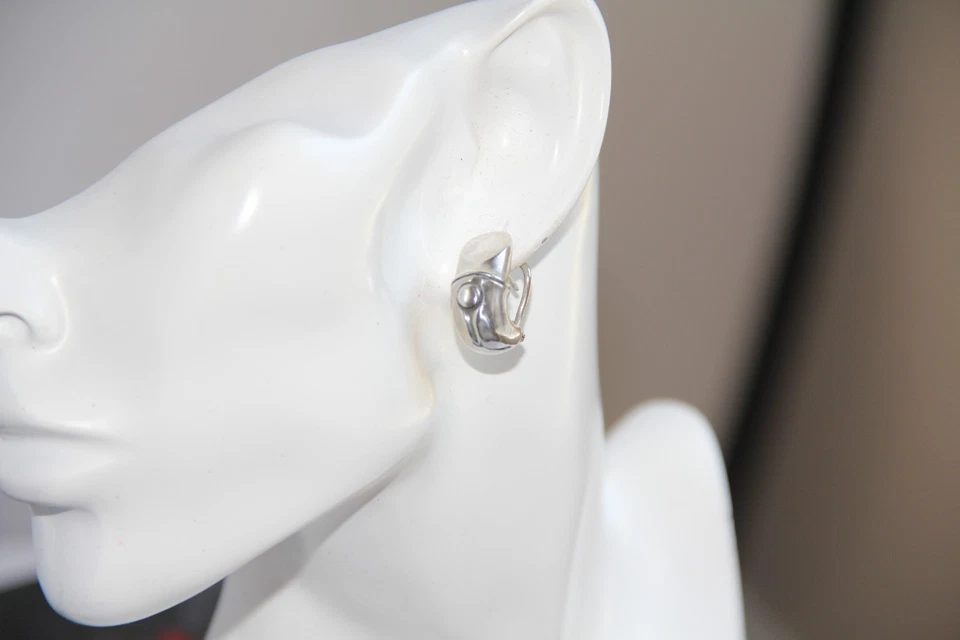 Pendientes de aro Huggie de plata de ley RAROS de John Hardy. Precioso extremadamente raro Foto 4 de 4