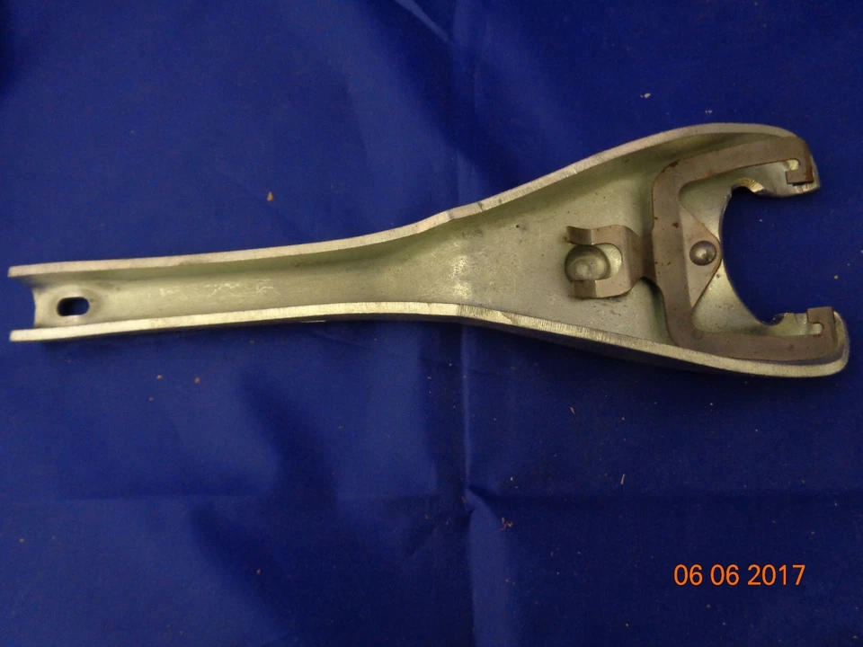 1959 - 62 庞蒂亚克 Catalina Bonneville 全新离合器叉 #541933 — 第 2/2 张图片