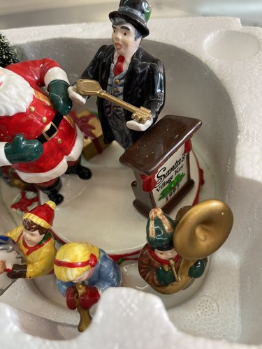 DEPT 56 Snow Village Santa Comes to Town, 1997 54899 - Mint Condition - Picture 5 of 5