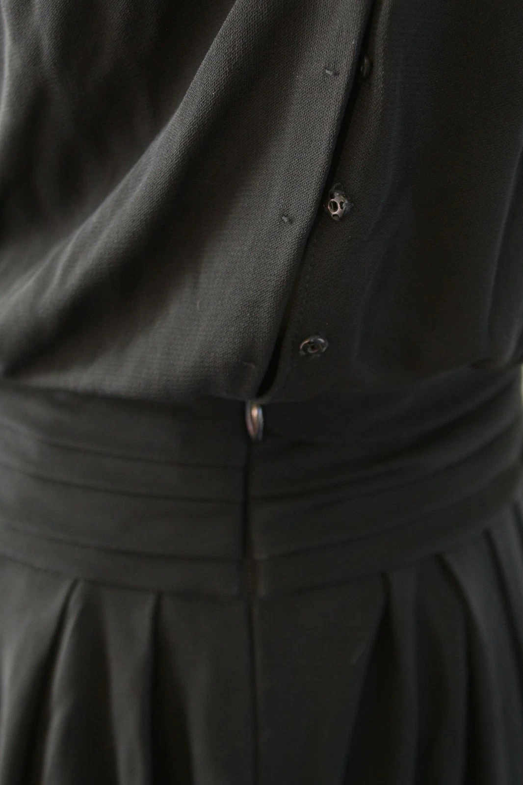 Abito a maglia drappeggiato nuovo con etichette Moschino economico e chic colonna nera drappeggiato nuovo con etichette taglia 38